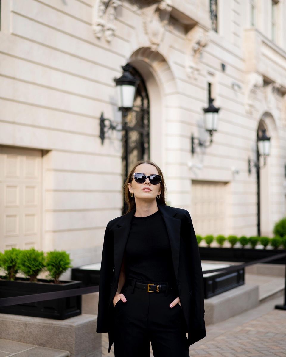 Портрет путешественницы, которая арендует SUV для road trip