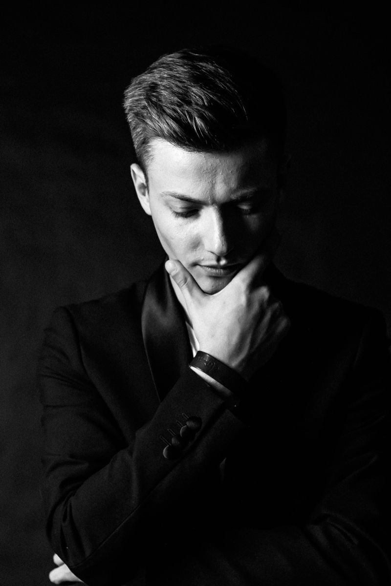 Портрет путешественника, использующего SUV для семейной поездки