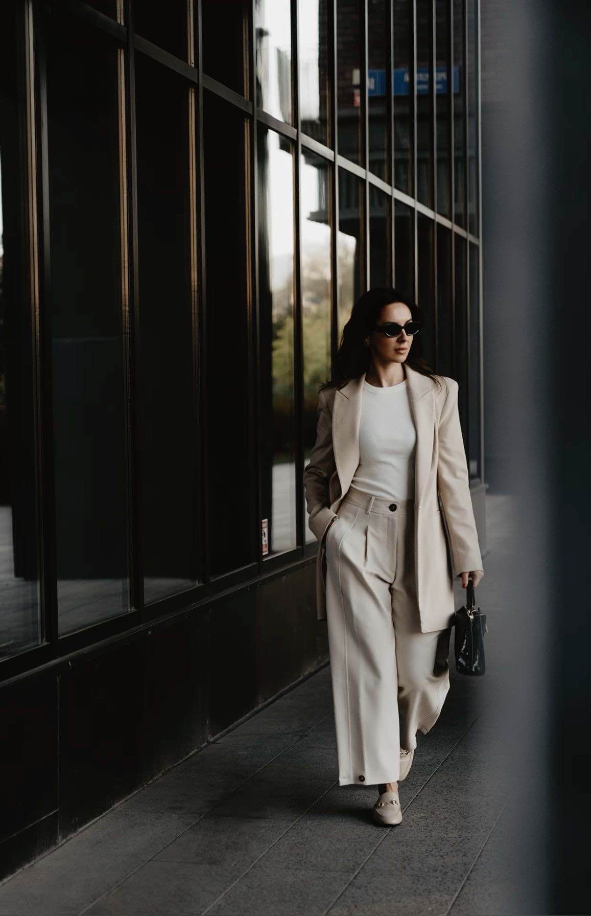 Портрет активного путешественника рядом с внедорожником